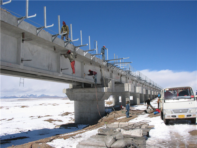 青藏鐵路九標(biāo)、十八標(biāo)預(yù)應(yīng)力橋梁橫向連結(jié)工程.jpg